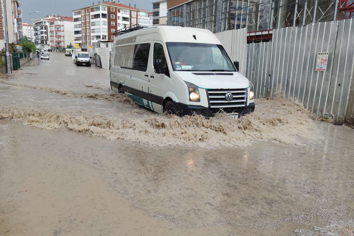 Ankara’da aniden bastıran sağanak sele neden oldu